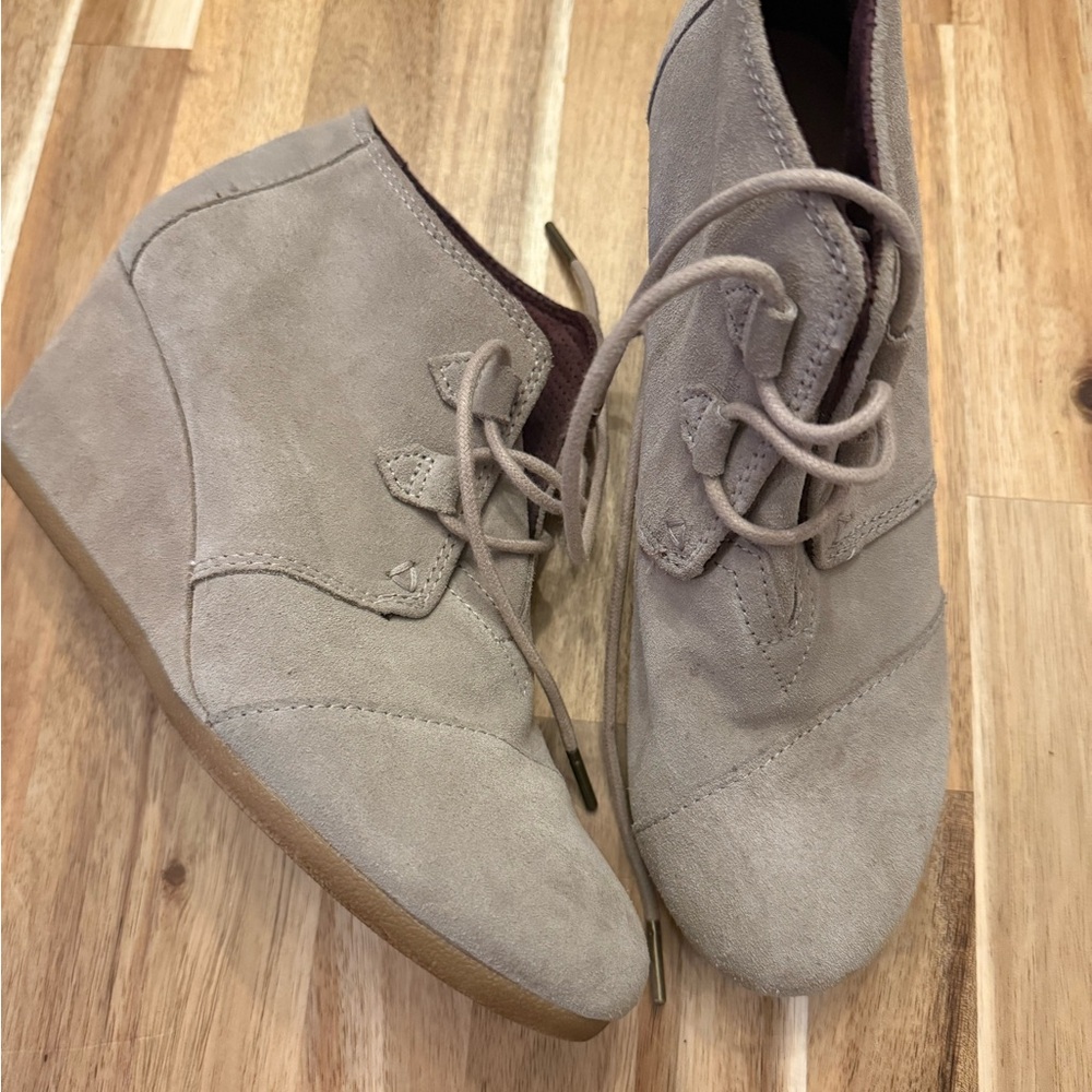 Women's Suede Wedge Ankle Boots - Gray